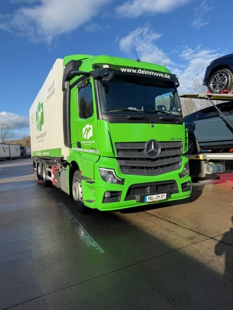 deinMove moving truck, front view