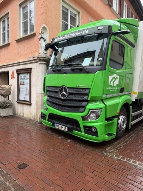 deinMove moving truck in front of a building