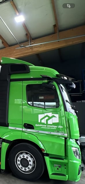 deinMove Umzugs-LKW in der Fahrzeughalle