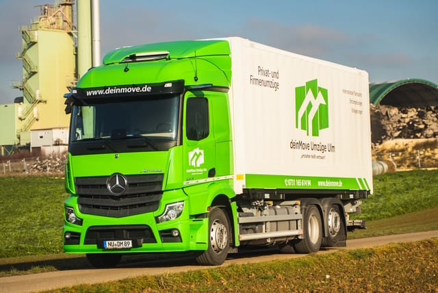 deinMove moving truck on the road