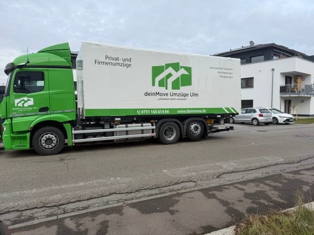 deinMove moving truck in a residential area