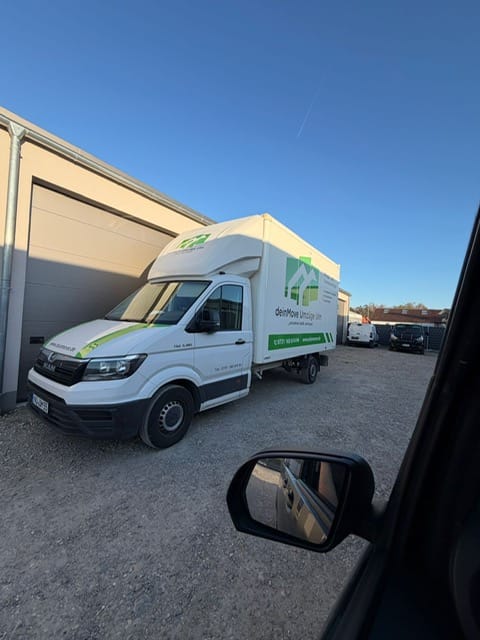 deinMove moving van at the depot