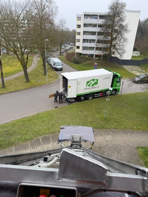deinMove furniture lift in action at an apartment building