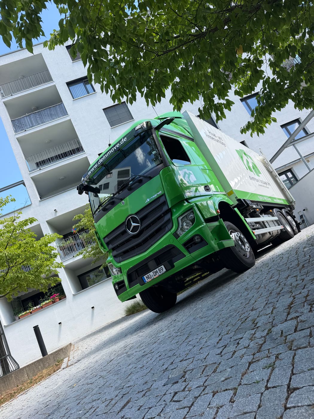 Der grüne deinMove Mercedes-Actros — eigener Marken-LKW für Privat- und Firmenumzüge in Ulm und Neu-Ulm