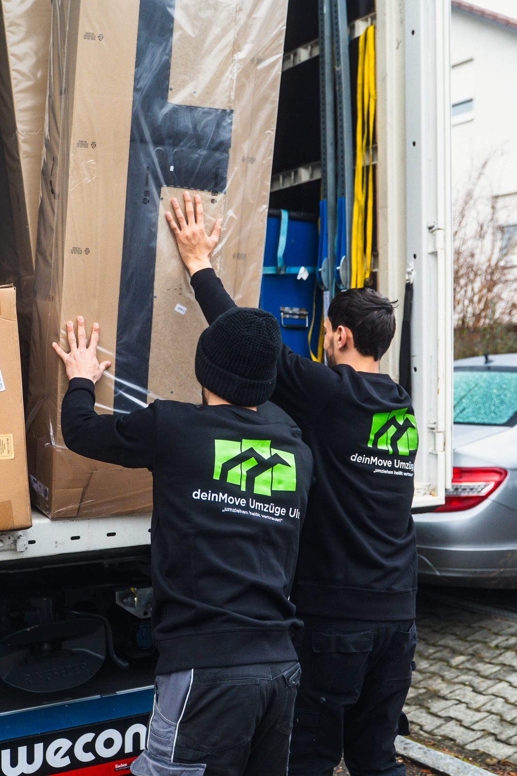 deinMove-Team belädt den Umzugs-LKW sicher und kompakt in Ulm