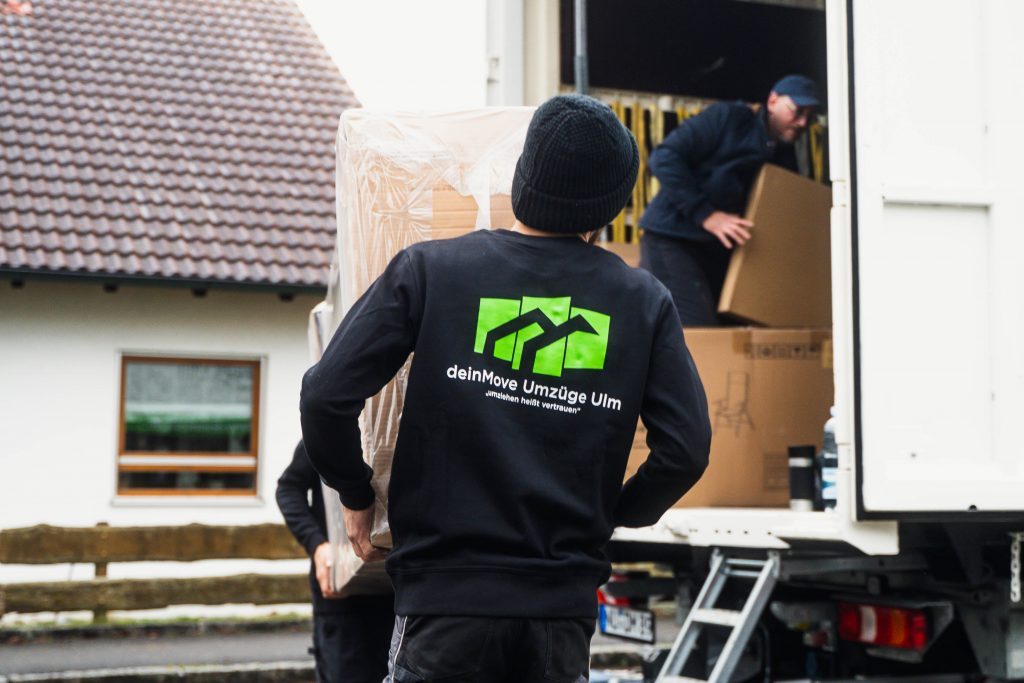 deinMove-Team verpackt und lädt Umzugsgut fachgerecht in Ulm