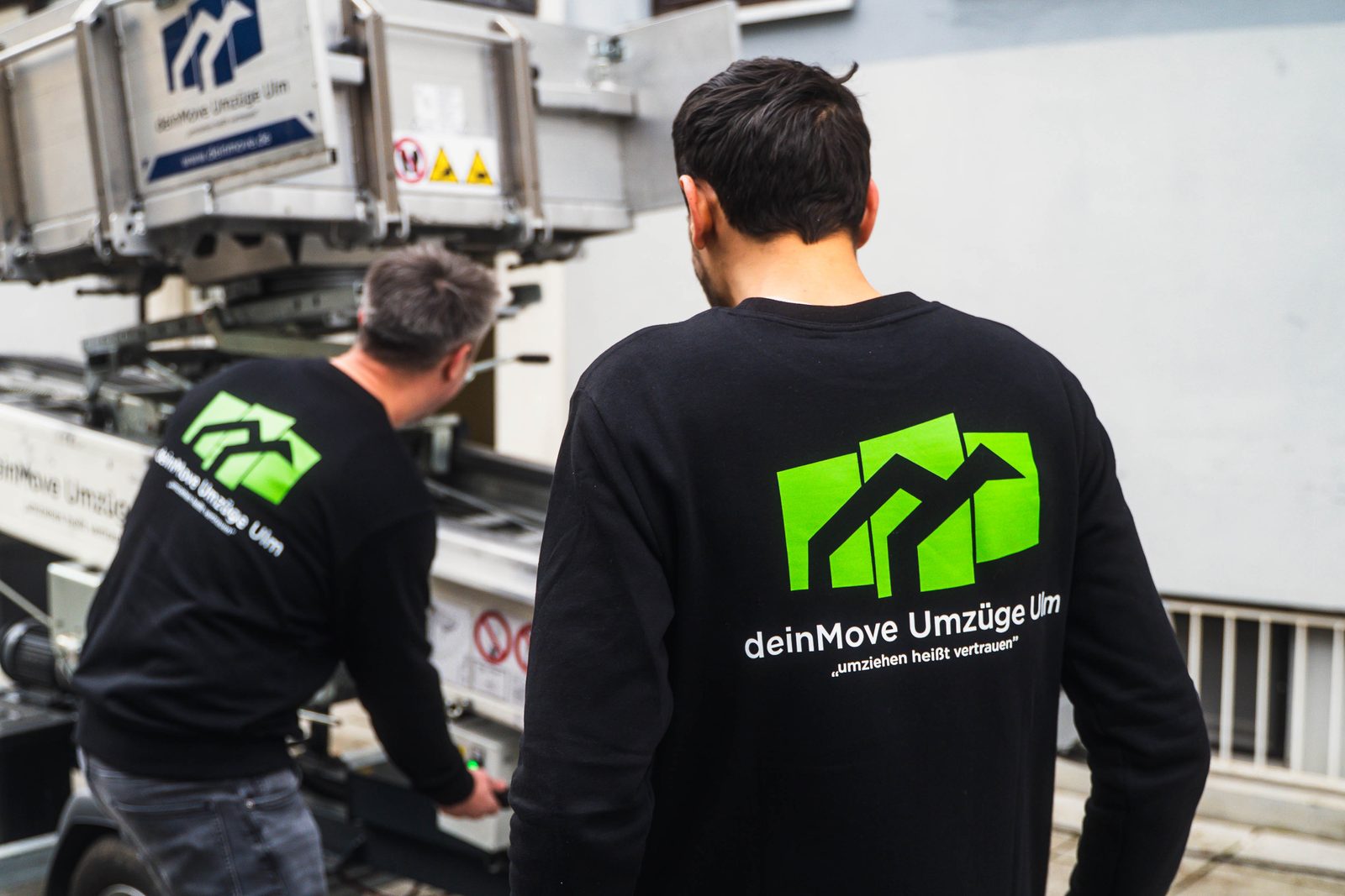 deinMove-Team beim Aufbau des Möbellifts in Ulm